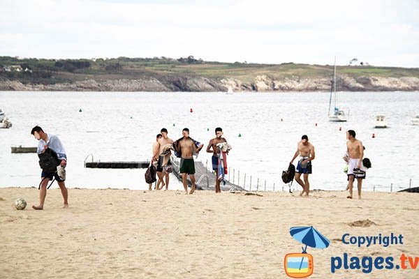 Baignade sur la plage de Bertheaume à Plougonvelin